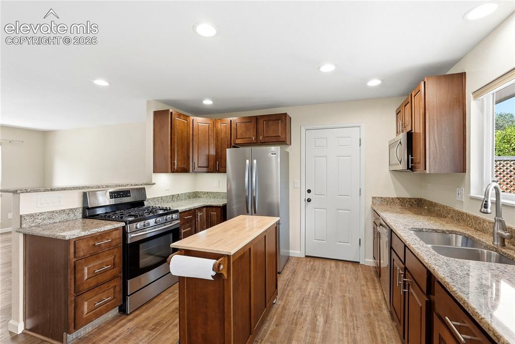 Image 22 of 49: Kitchen