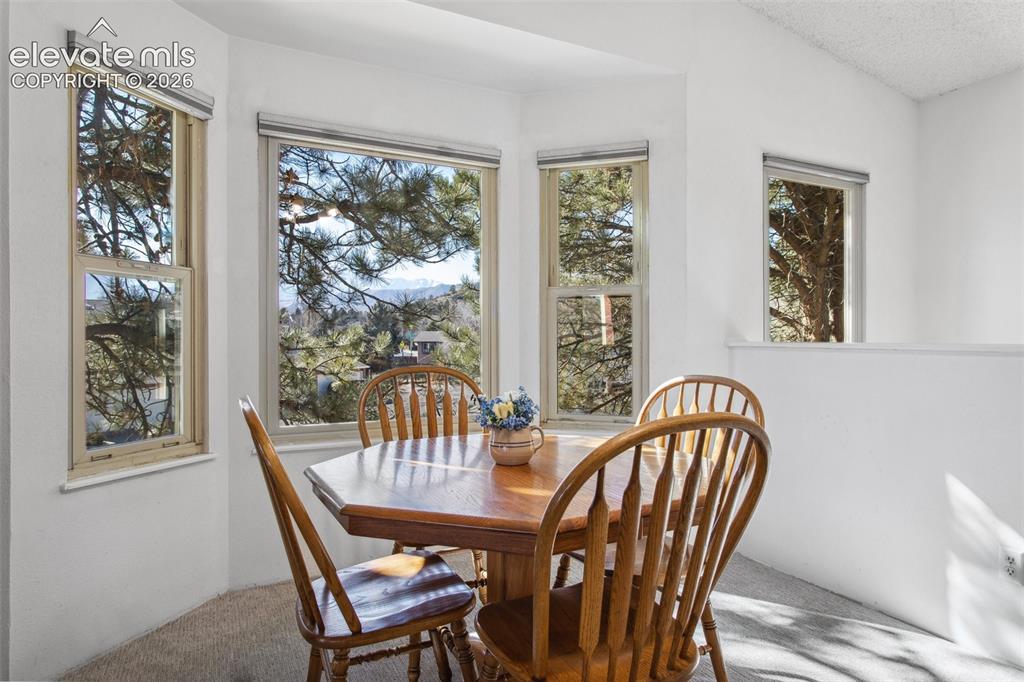 Image 5 of 15: Dining Area