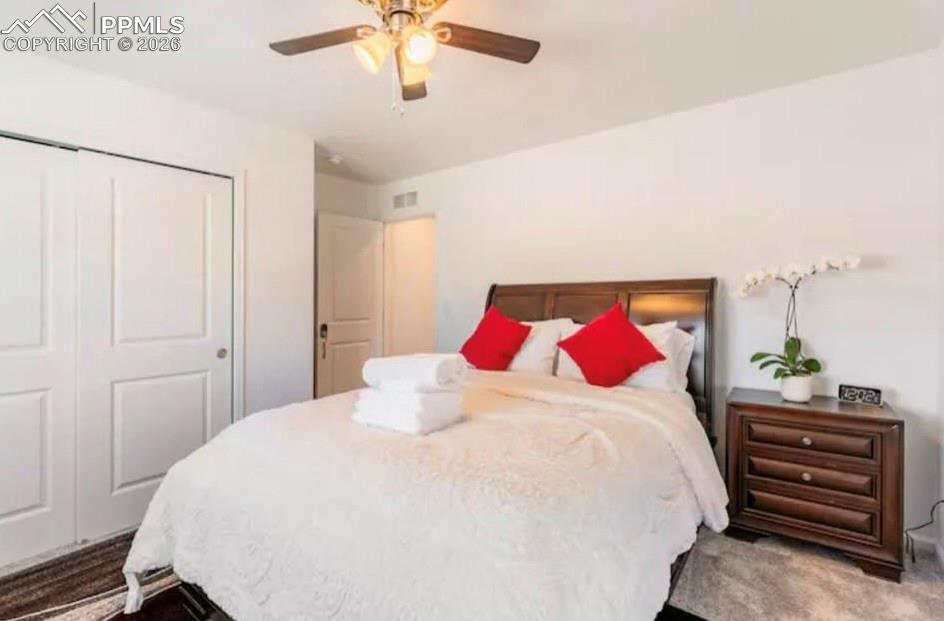 Image 11 of 15: Bedroom