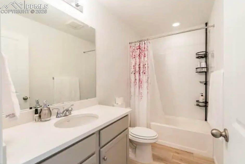 Image 14 of 15: Bathroom