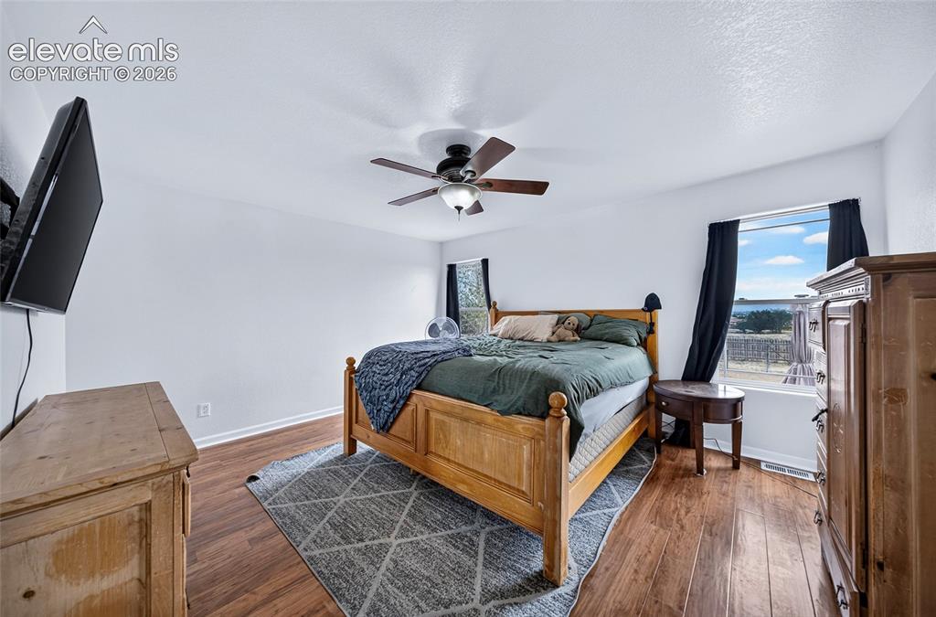 Image 10 of 23: Bedroom
