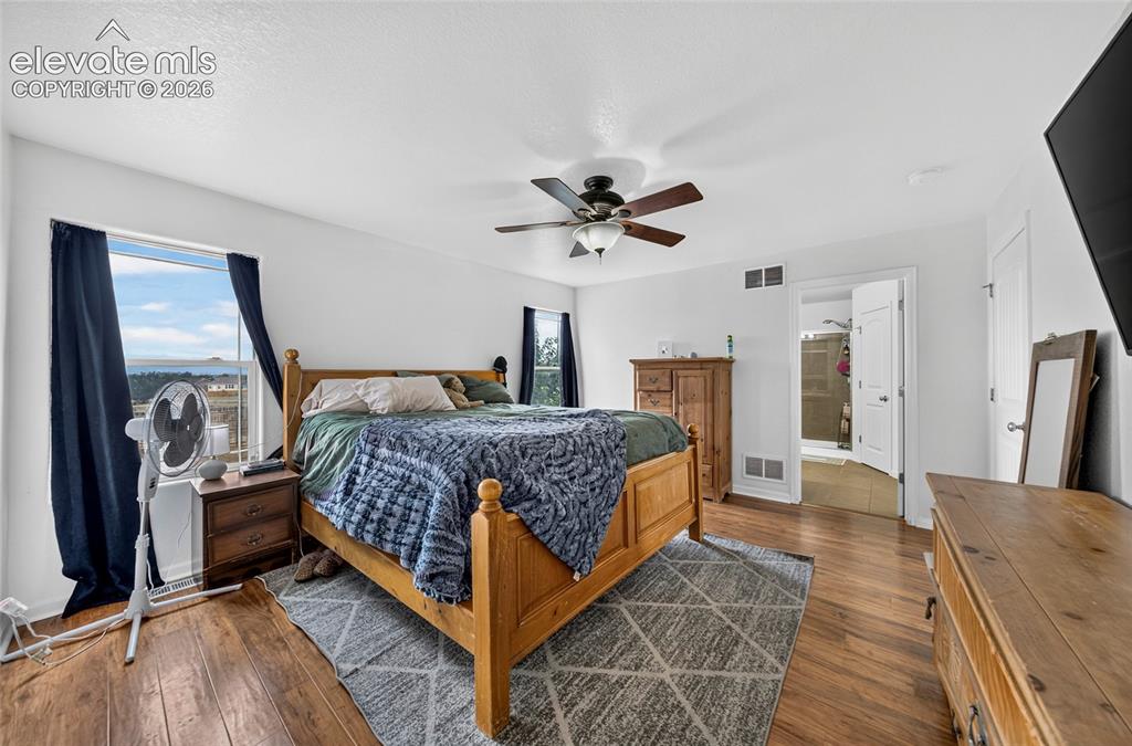 Image 11 of 23: Bedroom