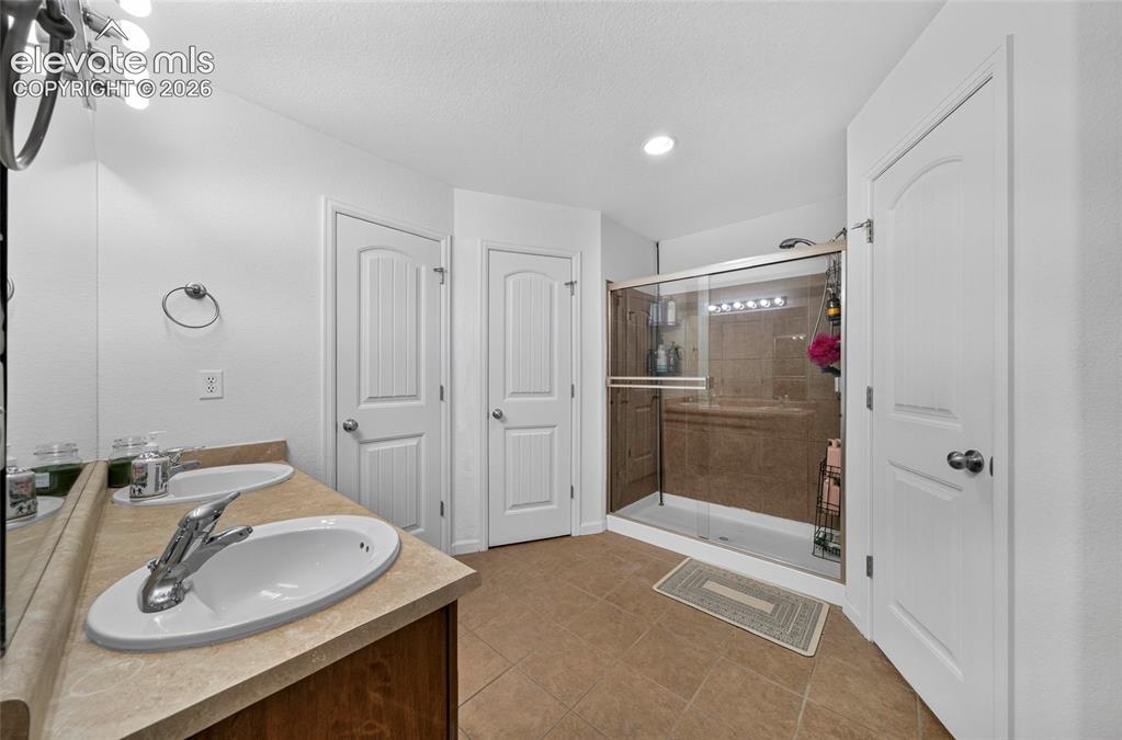 Image 12 of 23: Bathroom