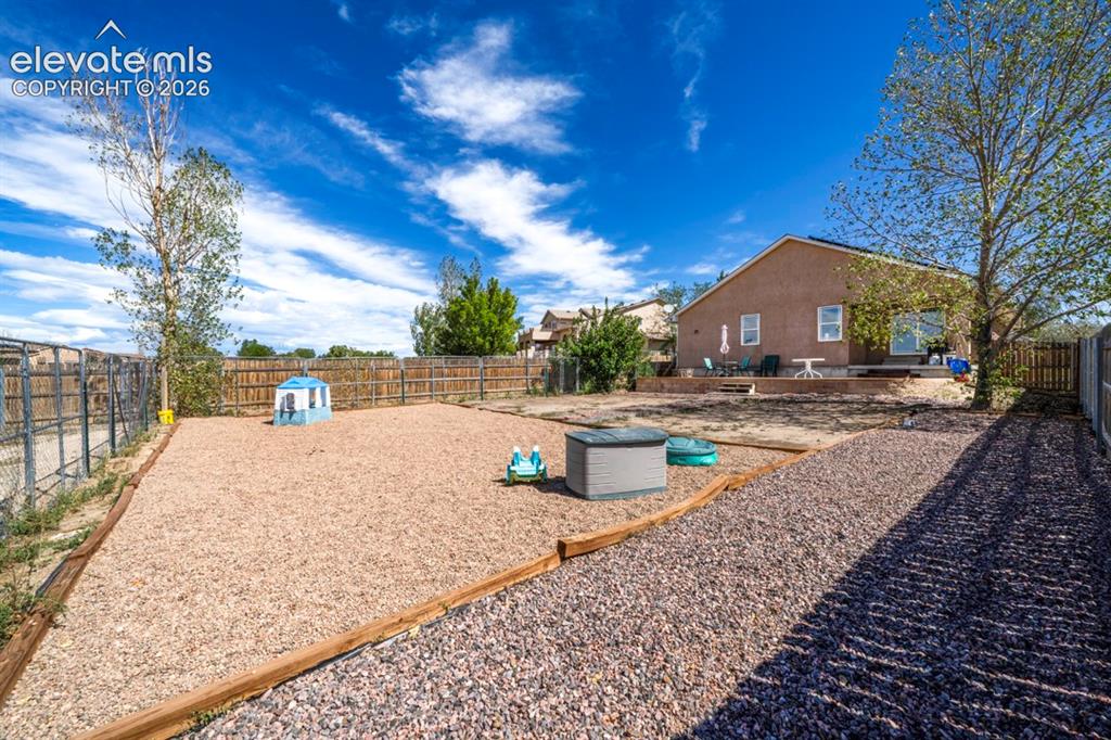 Image 18 of 23: Yard