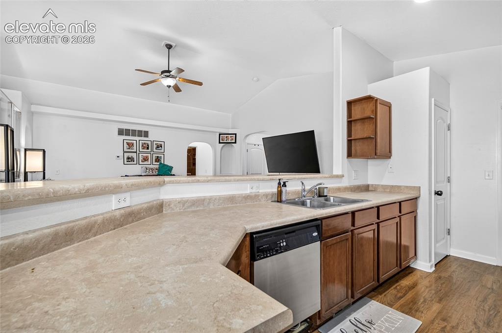Image 7 of 23: Kitchen