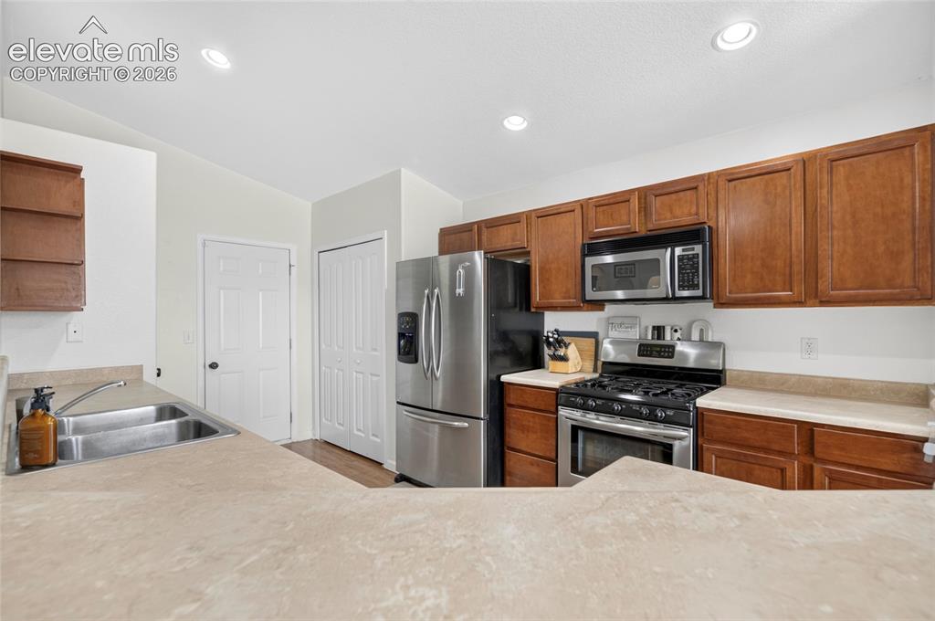 Image 8 of 23: Kitchen