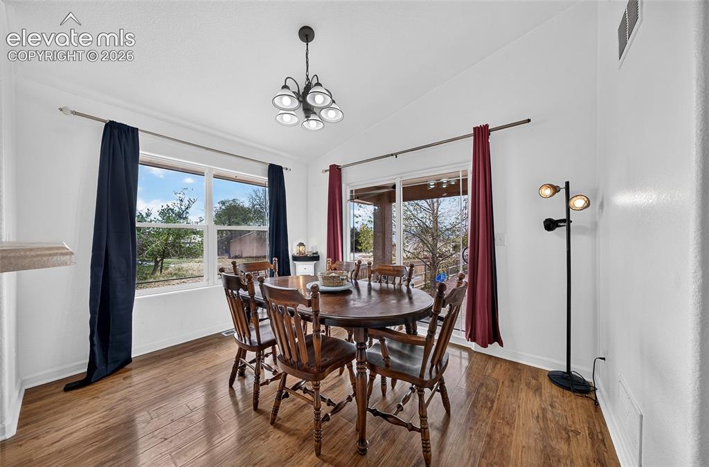 Image 9 of 23: Dining Area