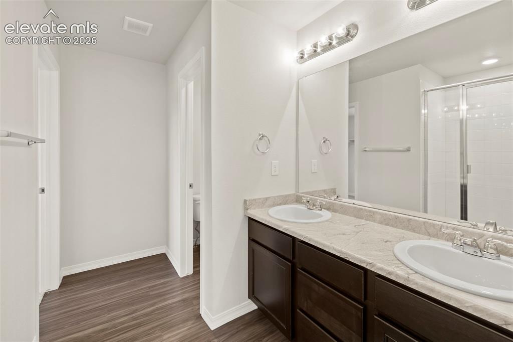 Image 19 of 33: Bathroom