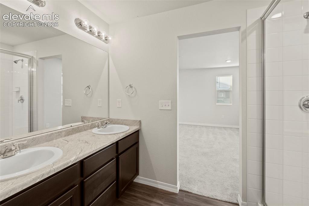 Image 20 of 33: Bathroom