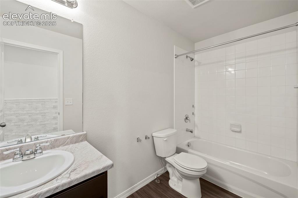 Image 28 of 33: Bathroom