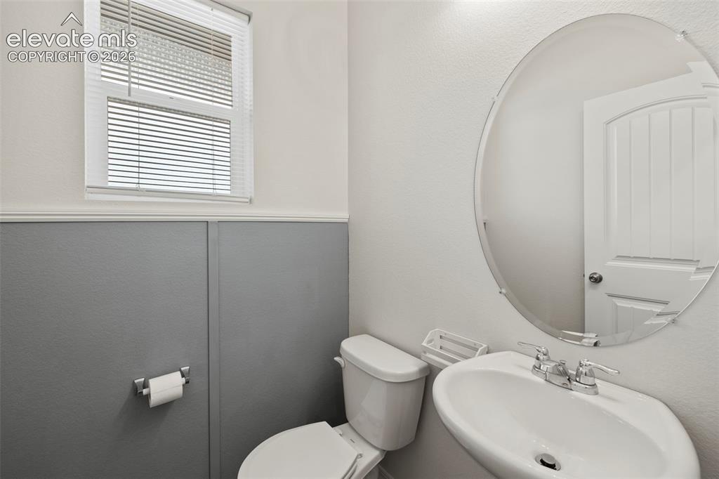 Image 4 of 33: Bathroom