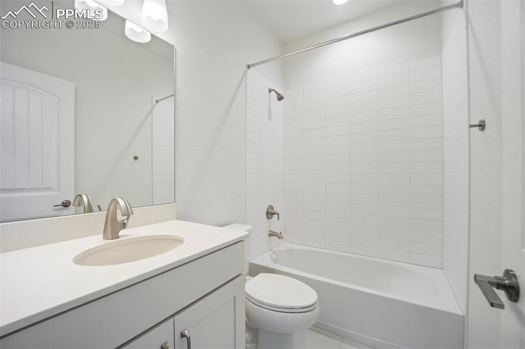 Image 18 of 50: Bathroom