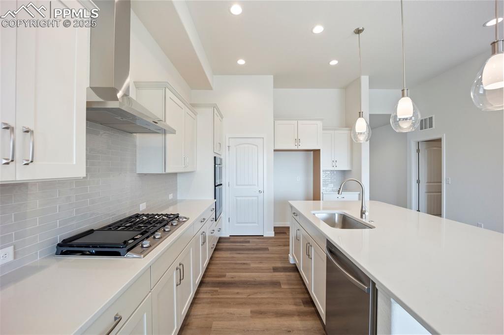 Image 8 of 50: Kitchen