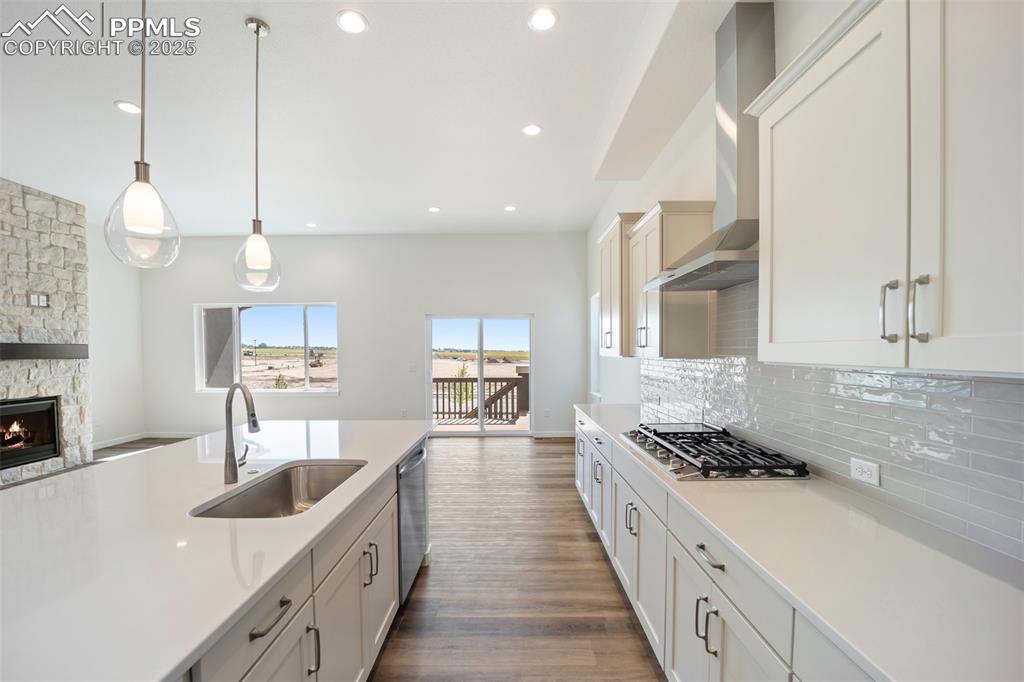Image 9 of 50: Kitchen