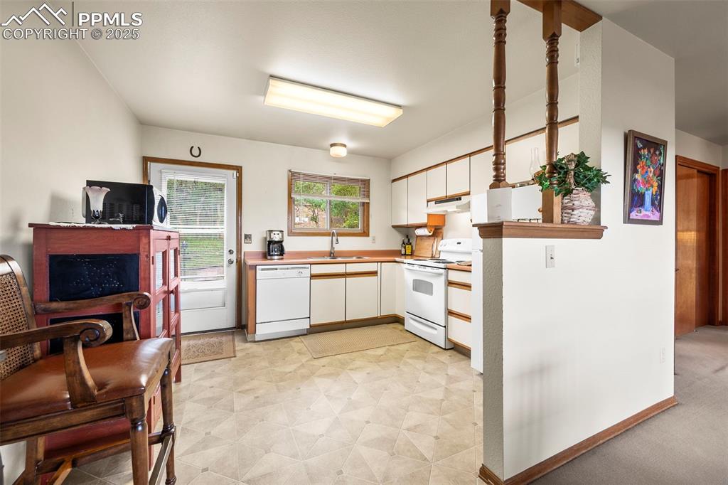 Image 11 of 22: Kitchen with all appliances staying.