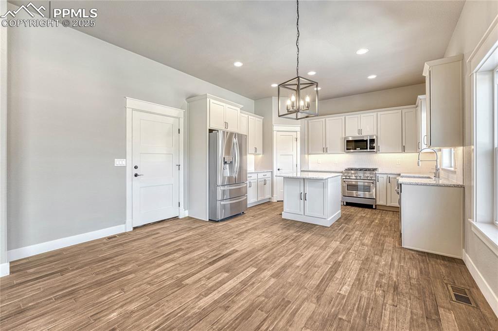 Image 10 of 45: Dining Area