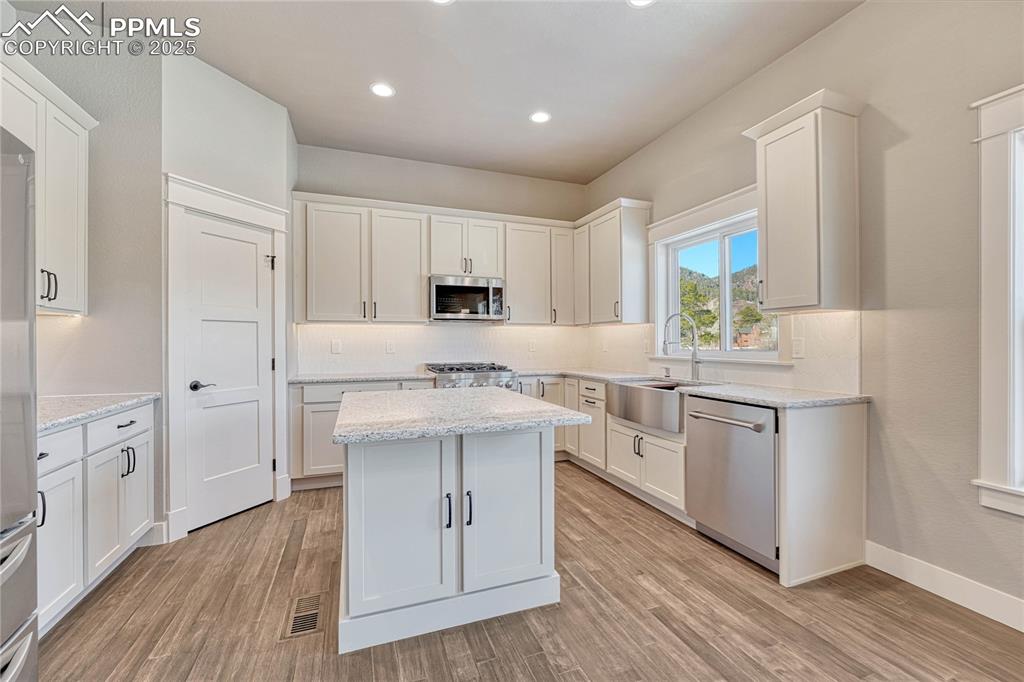 Image 13 of 45: Kitchen