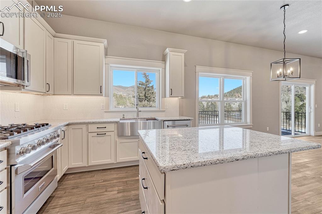 Image 16 of 45: Kitchen