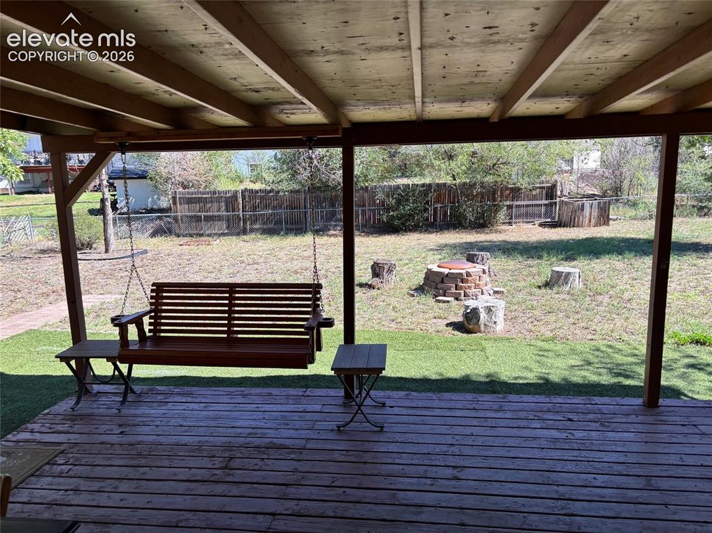 Image 7 of 18: Inviting expansive, usable backyard