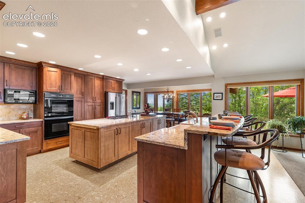 Image 10 of 50: Kitchen