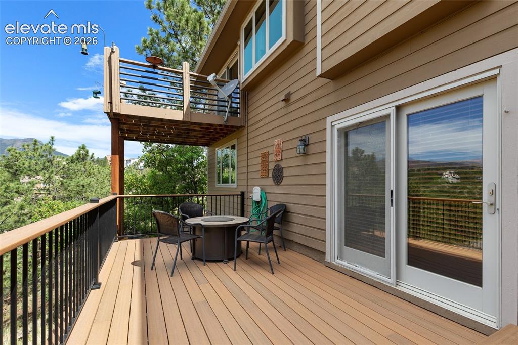 Image 43 of 50: Deck
