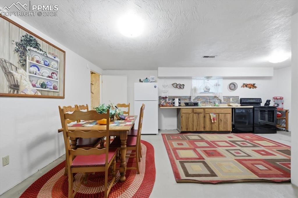 Image 17 of 49: In-law suite full kitchen and dining area