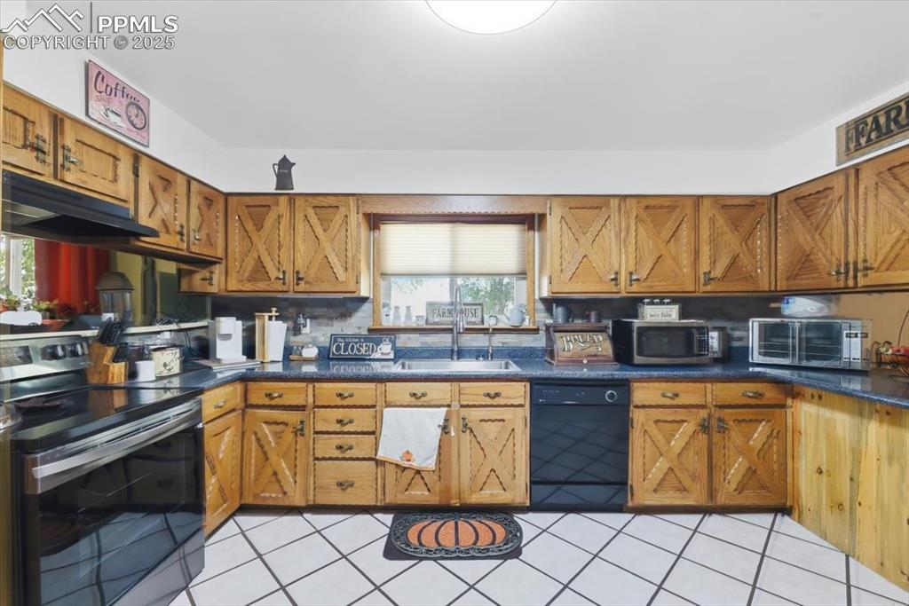 Image 4 of 49: Main level kitchen
