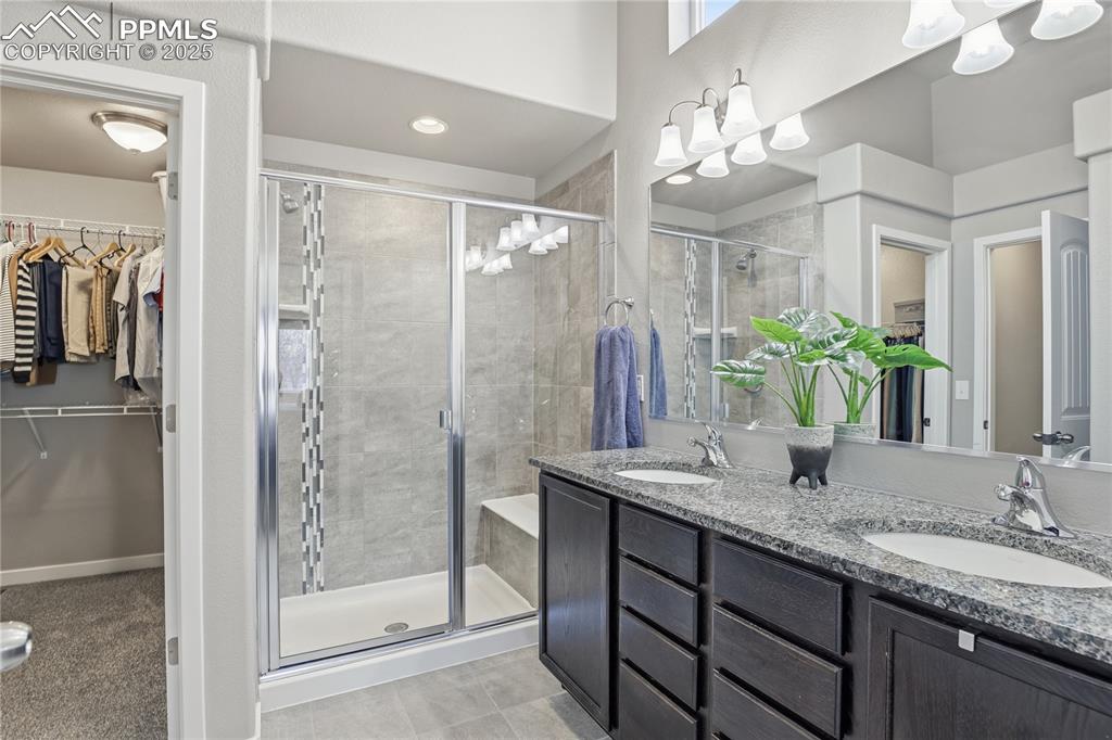 Image 21 of 42: Bathroom