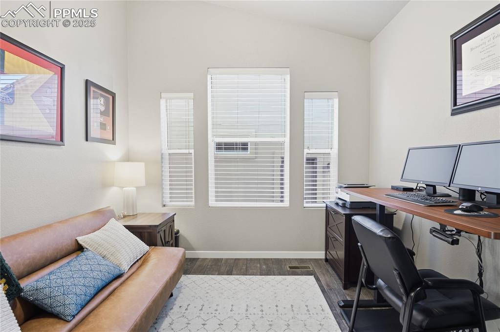 Image 23 of 42: Office