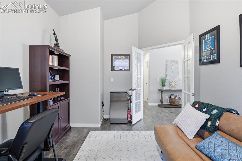 Image 24 of 42: Office