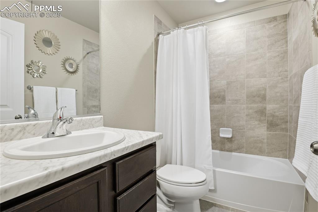 Image 26 of 42: Bathroom