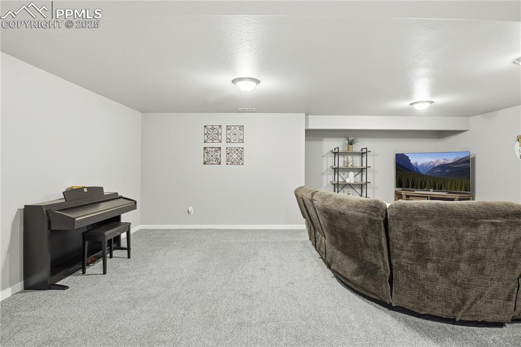 Image 29 of 42: Living Room