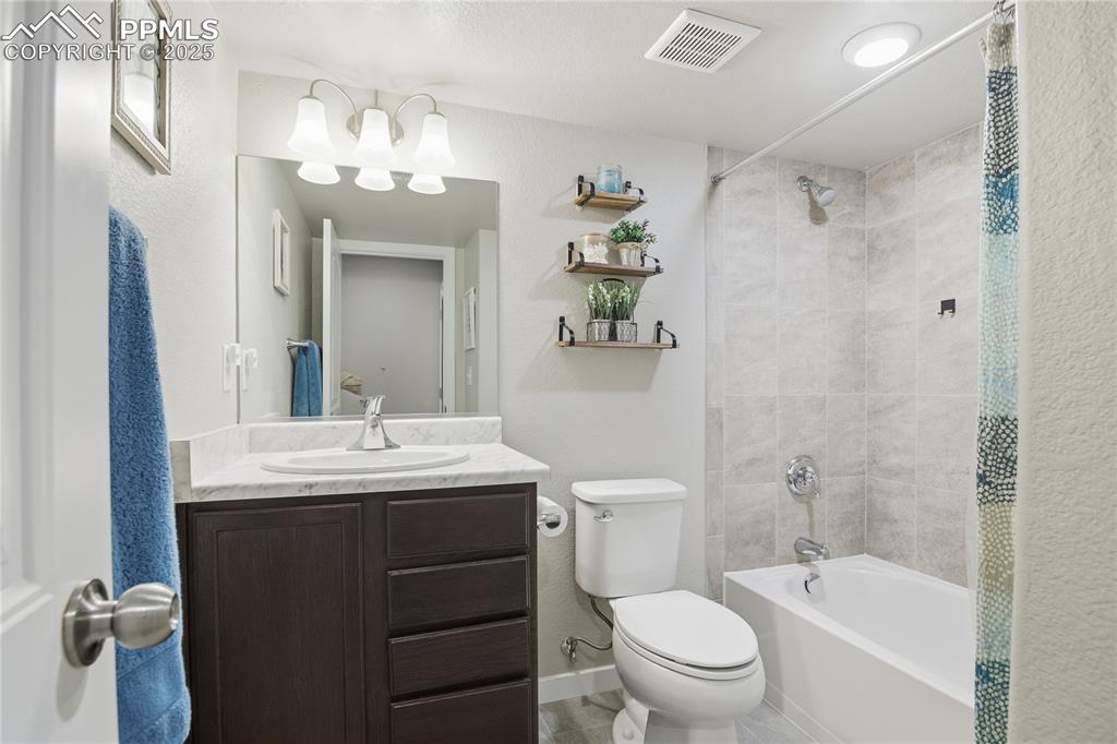 Image 35 of 42: Bathroom