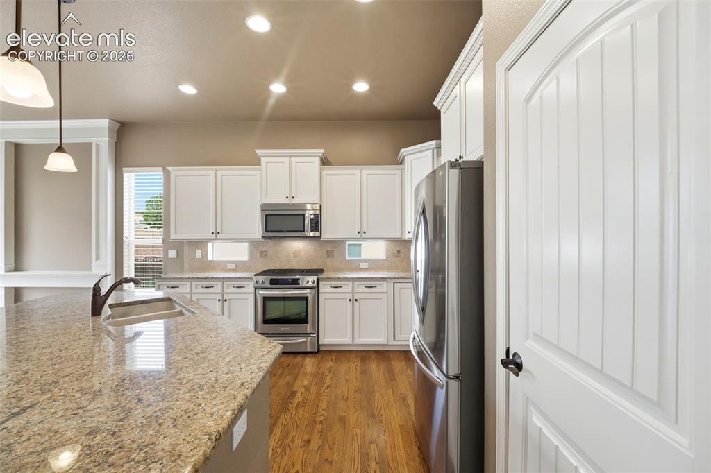 Image 14 of 50: Kitchen