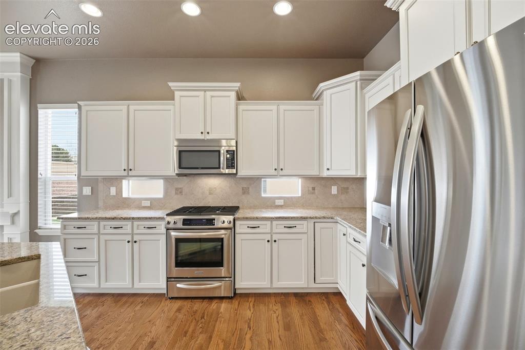 Image 15 of 50: Kitchen
