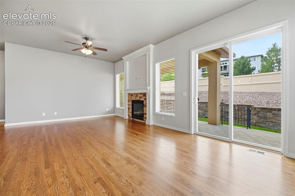 Image 9 of 50: Living Room