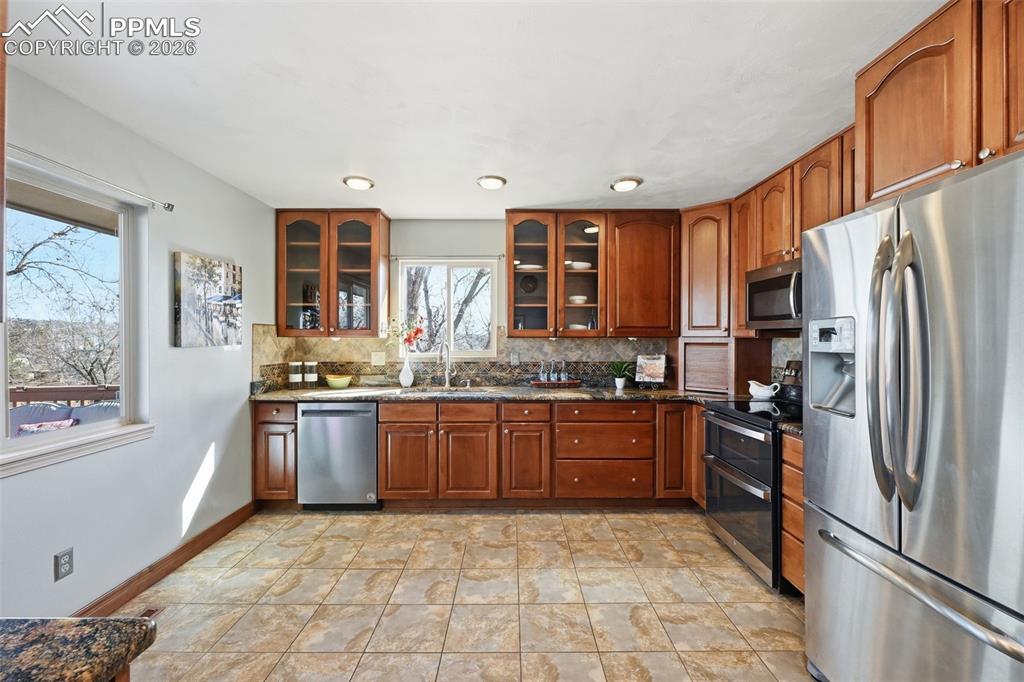 Image 15 of 46: Kitchen