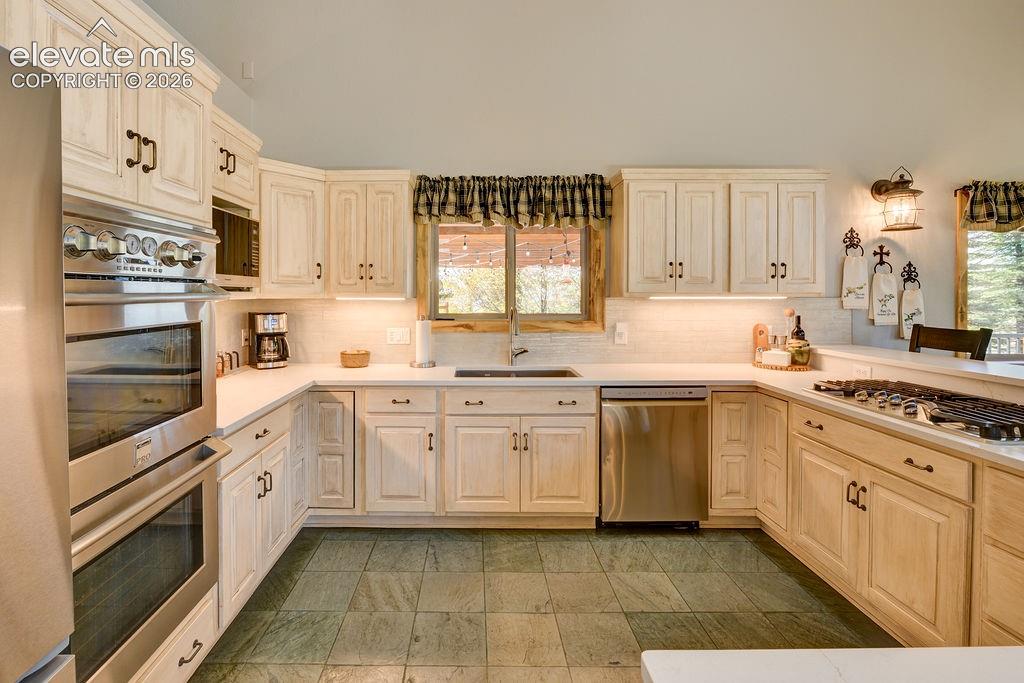 Image 12 of 37: Kitchen