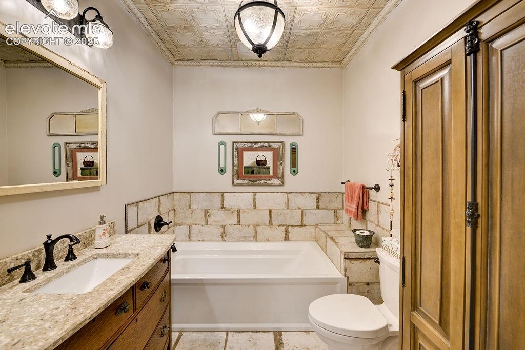 Image 19 of 37: Bathroom