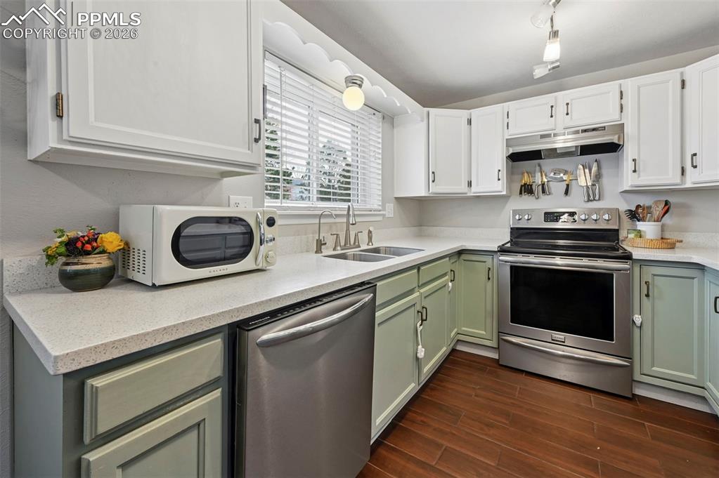 Image 12 of 26: Kitchen