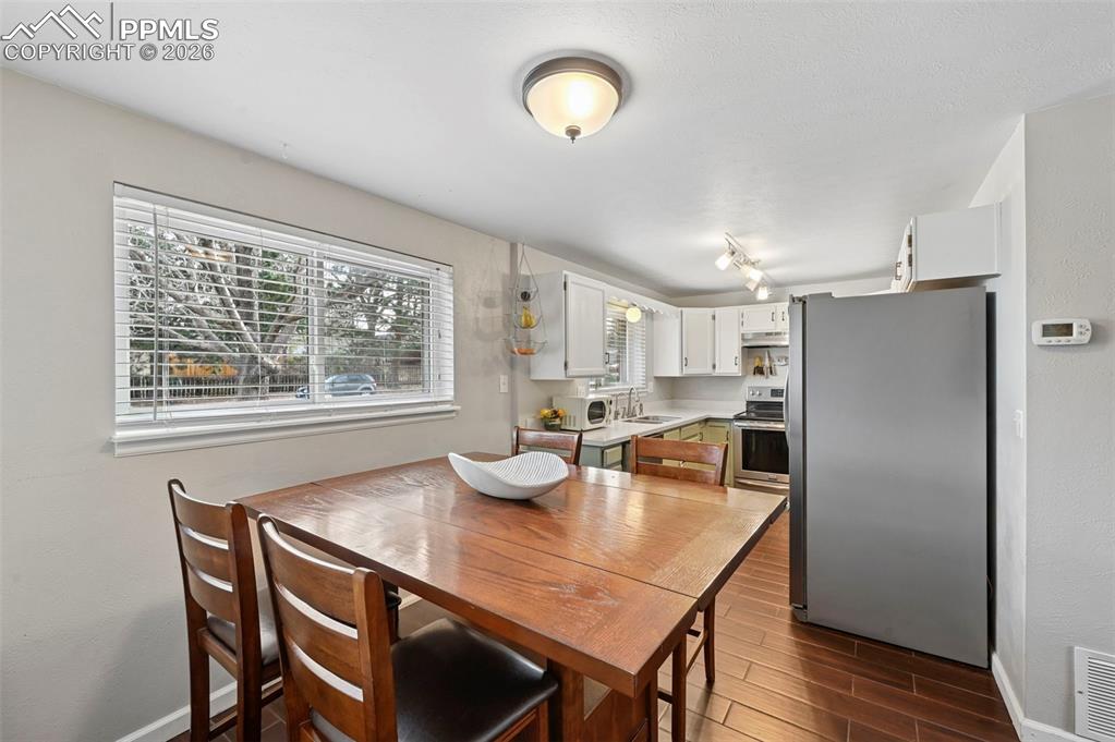 Image 14 of 26: Breakfast Area