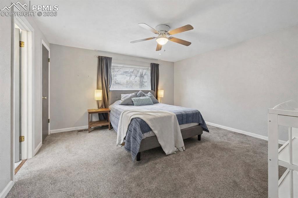 Image 16 of 26: Bedroom