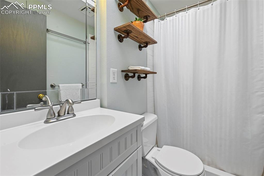 Image 18 of 26: Bathroom