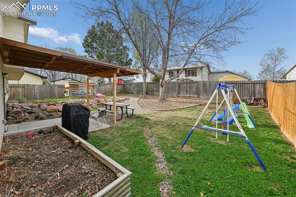 Image 23 of 26: Yard