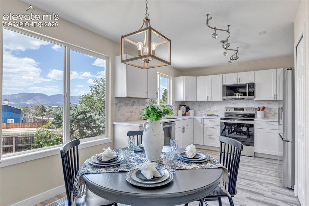 Image 10 of 45: Dining Area