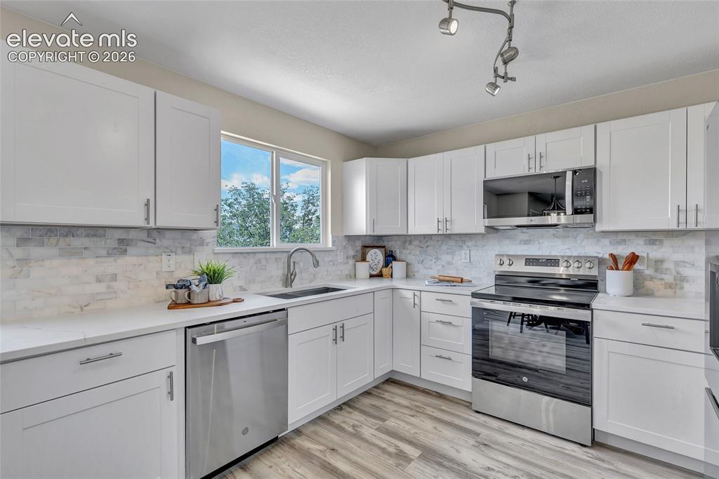 Image 11 of 45: Kitchen