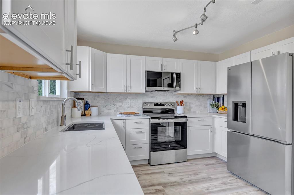 Image 13 of 45: Kitchen