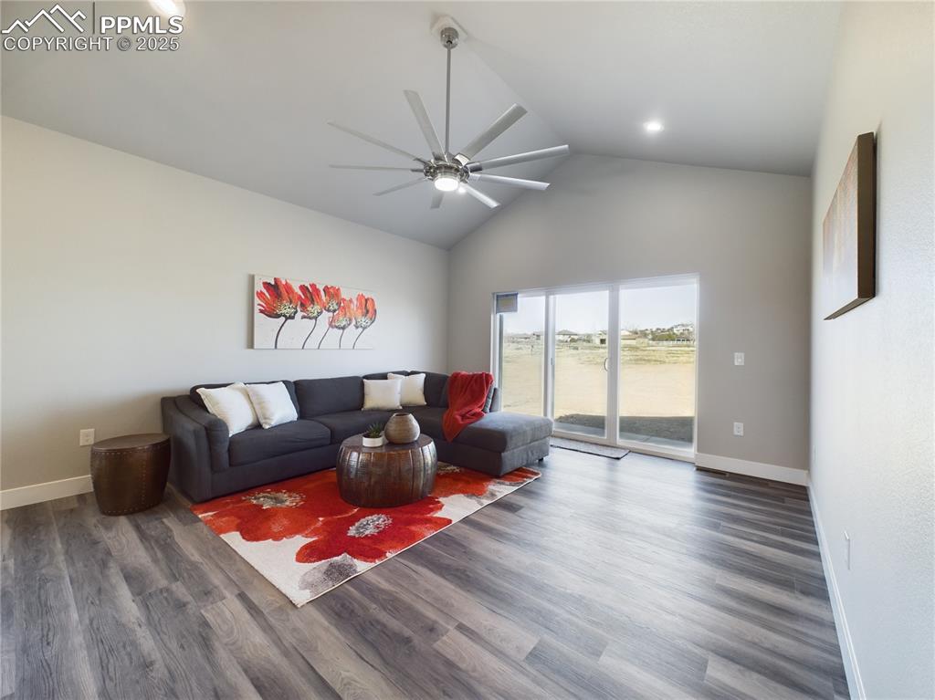 Image 9 of 50: Living Room