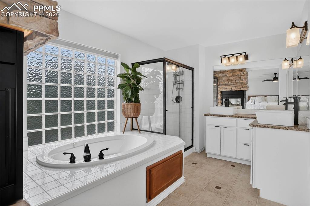 Image 26 of 50: Ensuite primary bath.