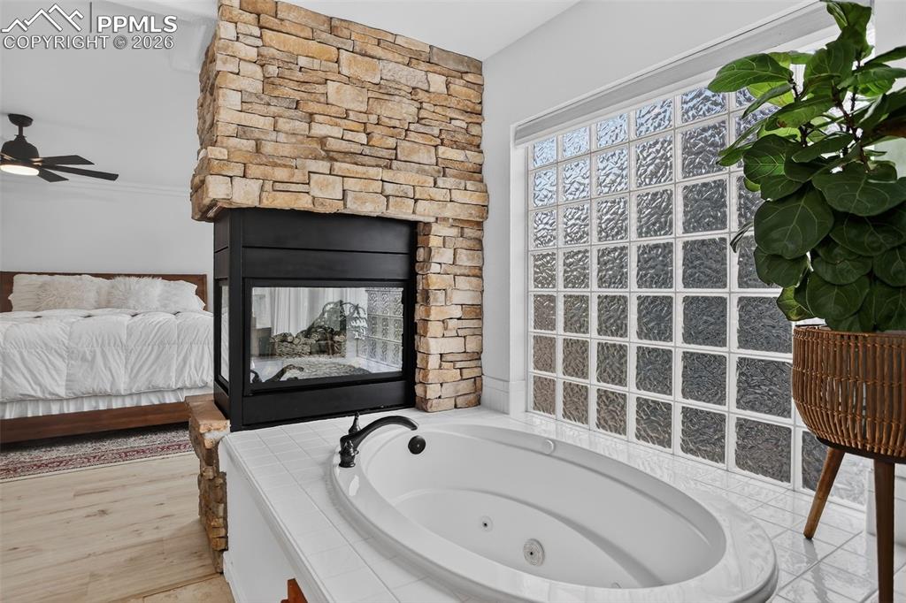 Image 27 of 50: Ensuite primary bath.
